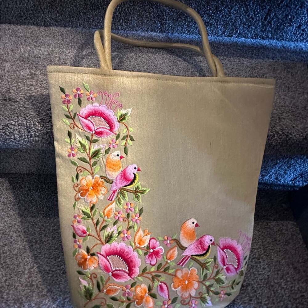 Tote - Picture 1 of 4